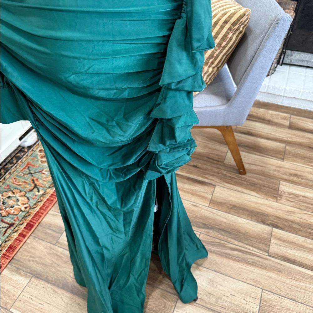 Elegant Green Evening Gown - Picture 5 of 8